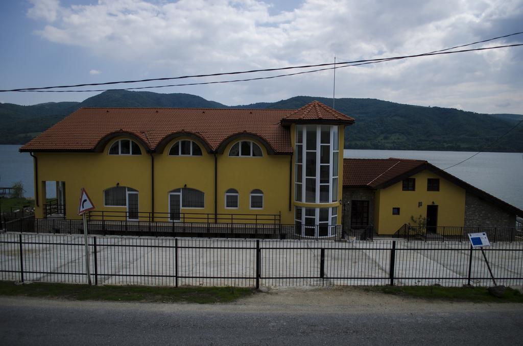 Mai Danube Hotel Ieşelniţa Exterior foto