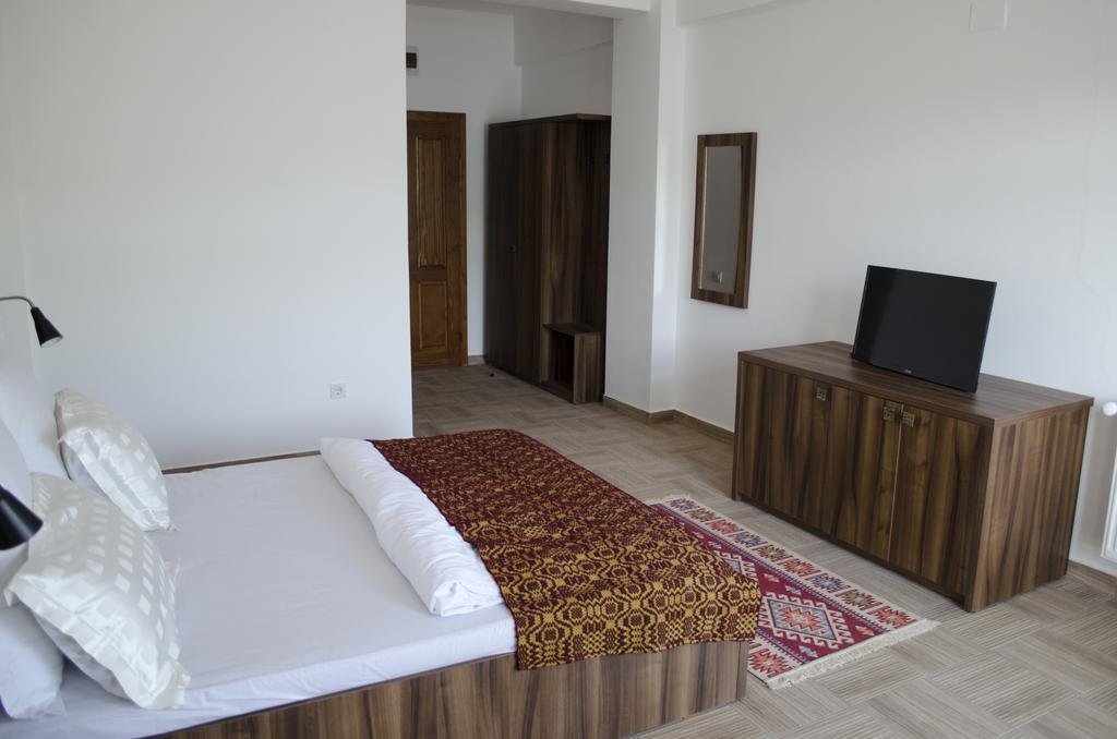 Mai Danube Hotel Ieşelniţa Exterior foto