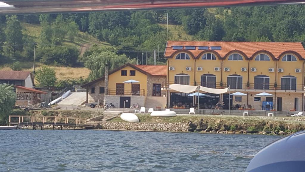 Mai Danube Hotel Ieşelniţa Exterior foto